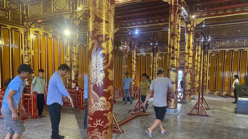 Lắp đặt kính cường lực bảo vệ bảo vật quốc gia ở Điện Thái Hòa