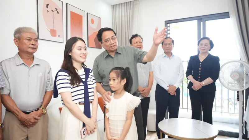 Thủ tướng Phạm Minh Chính thăm hỏi và tặng quà người dân sinh sống trong khu nhà ở xã hội tại TP Huế