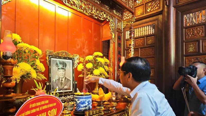 Phó Thủ tướng Bùi Thanh Sơn dâng hương tưởng niệm Đại tướng Lê Đức Anh