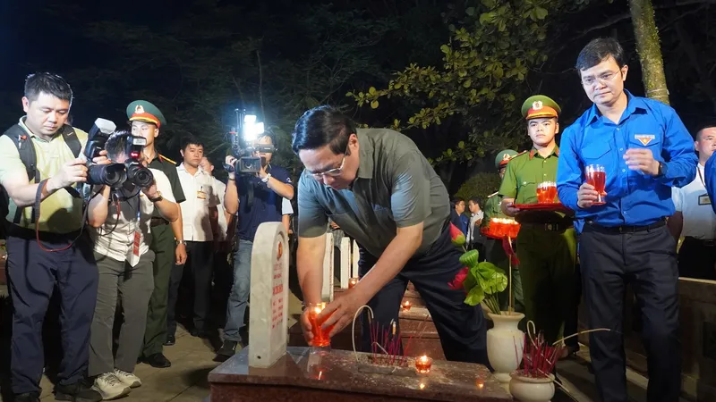 Thủ tướng Phạm Minh Chính thắp nến trên các phần mộ ở Nghĩa trang liệt sĩ quốc gia Trường Sơn tại Lễ thắp nến tri ân các Anh hùng liệt sĩ cấp Quốc gia