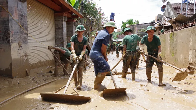 Cán bộ, chiến sĩ Quân khu 4 giúp người dân Nghệ An khắc phục mưa lũ