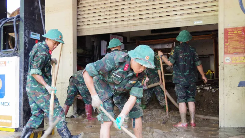 Theo chân những người lính giúp dân dọn bùn sau mưa lũ ở Nghệ An