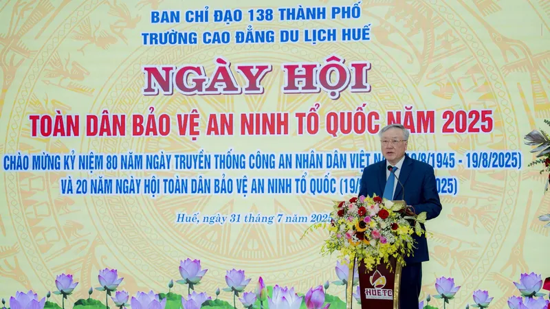 Phó Thủ tướng Thường trực Chính phủ Nguyễn Hòa Bình dự và phát biểu tại Ngày hội Toàn dân bảo vệ an ninh Tổ quốc năm 2025 tại Trường Cao đẳng Du lịch Huế