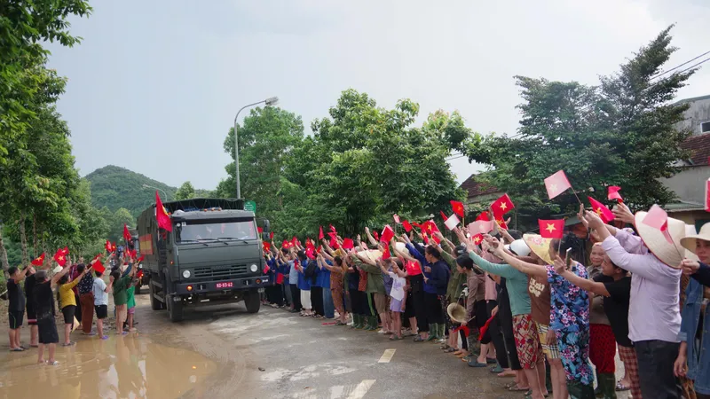 Tình quân dân xoa dịu những nỗi đau nơi “rốn lũ” Nghệ An
