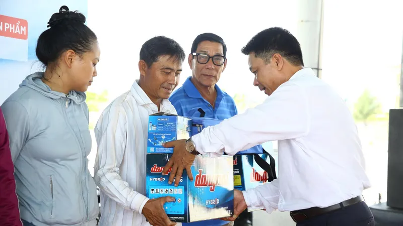 Chương trình "Cùng ngư dân thắp sáng đèn trên biển” trao quà tặng bà con ngư dân TP Huế