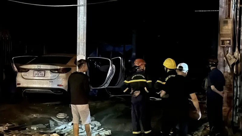 Lực lượng chức năng khống chế và dập tắt đám cháy gara ô tô
