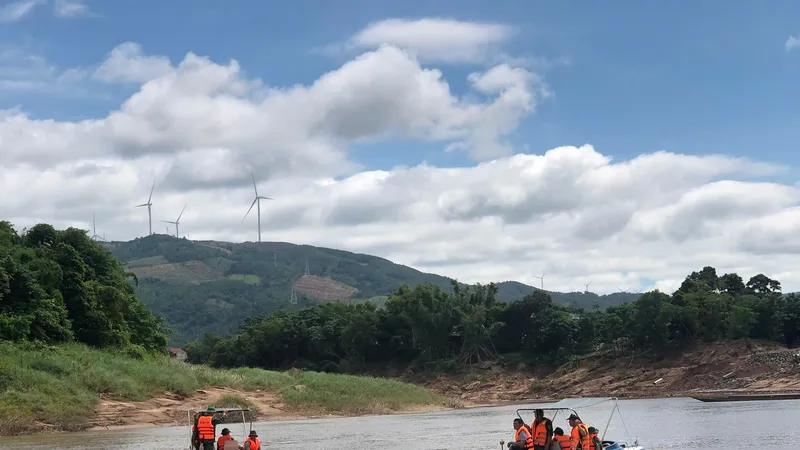 Triển khai lực lượng tìm kiếm nạn nhân mất tích trên sông Sê Pôn