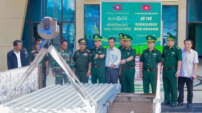 Trao tấm tôn hỗ trợ người dân bản Ta Lui
