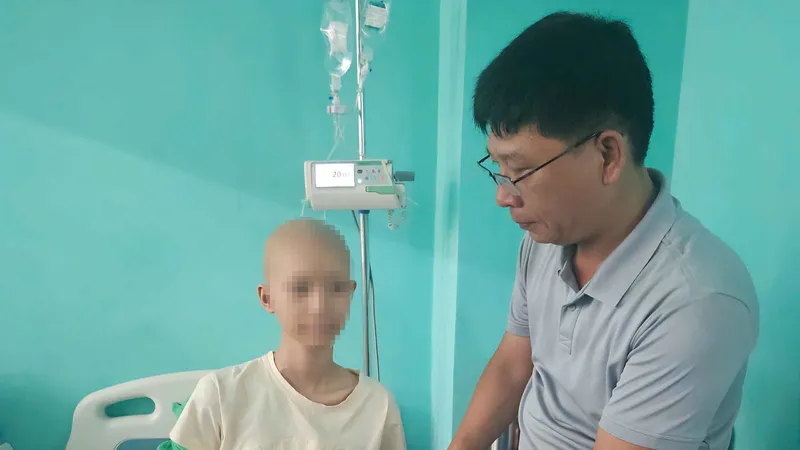 Phóng viên Báo SGGP trao 23 triệu đồng giúp cháu Tường Vy chữa bệnh