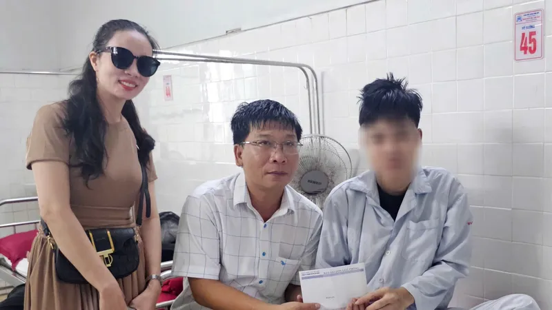 Trao 26 triệu đồng bạn đọc Báo SGGP hỗ trợ Phương Đông chữa bệnh