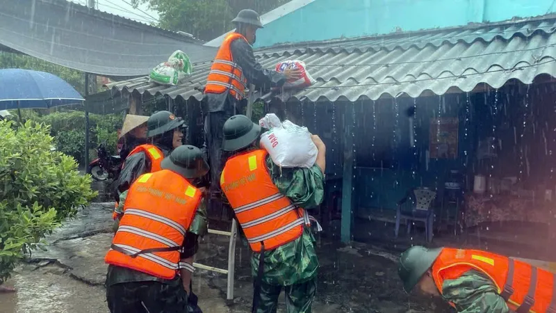Bộ đội Biên phòng TP Huế giúp người dân gia cố mái nhà phòng chống bão số 10