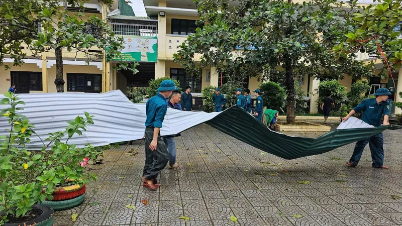 Huế: Khẩn cấp khắc phục lốc xoáy giúp các nạn nhân có nơi tránh bão