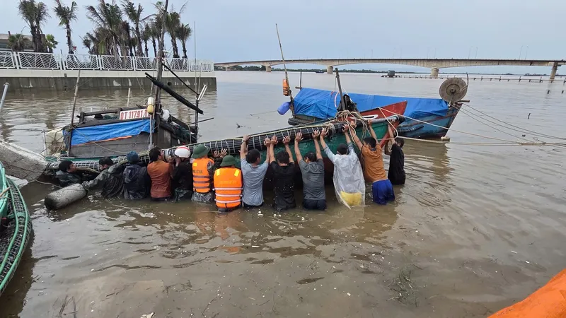 Đồn Biên phòng cửa khẩu cảng Cửa Việt kéo thuyền cá bị chìm giúp ngư dân
