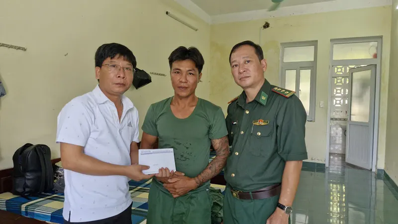 Phóng viên Báo SGGP trao tiền bạn đọc hỗ trợ ngư dân Nguyễn Văn Trường (trú phường Vĩnh Thông, tỉnh An Giang), là ngư dân thoát chết nhờ bám trụ phao hàng hải trong vụ chìm 2 tàu cá số hiệu BV-4670-TS và BV-0042-TS ở vùng biển Cửa Việt 