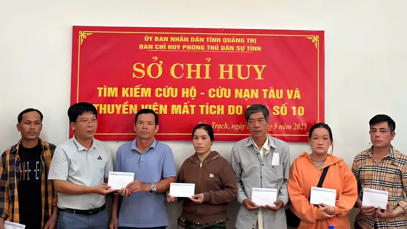 Phóng viên Báo SGGP trao tiền bạn đọc hỗ trợ thân nhân các nạn nhân mất tích, tử vong trong vụ chìm 2 tàu cá mang số hiệu BV-92756-TS và BV-92754-TS 