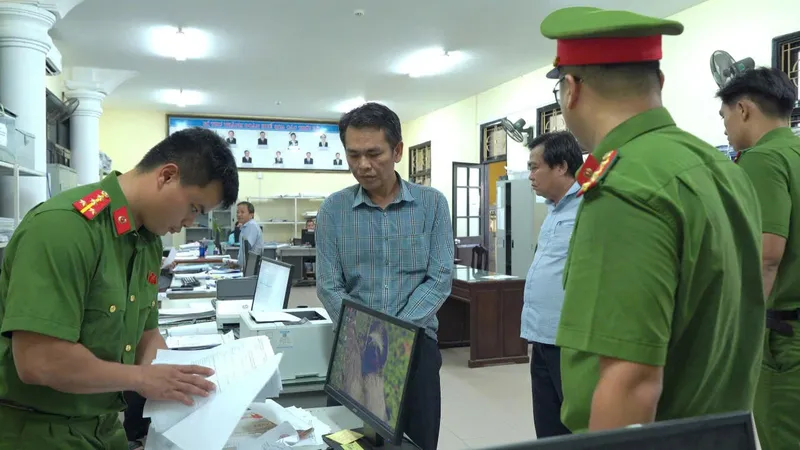 Cơ quan chức năng đọc lệnh khởi tố, bắt tạm giam Hoàng Văn Thắng