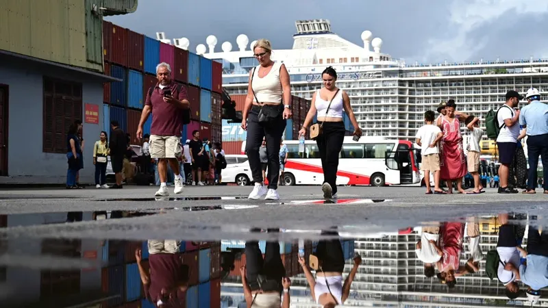 Tàu Ovation of the Seas chở hơn 4.000 hành khách cập cảng Chân Mây