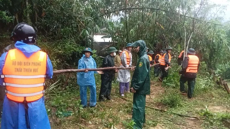 TP Huế: Nỗ lực ngăn chặn sạt lở bờ sông Bù Lu uy hiếp khu dân cư