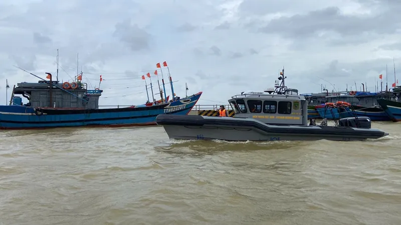 Bộ đội biên phòng TP Huế yêu cầu các chủ tàu thuyền chủ động ứng phó bão số 12.