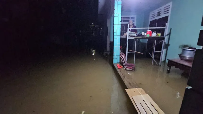 Sinh viên Huế trắng đêm chống ngập vì mưa lớn
