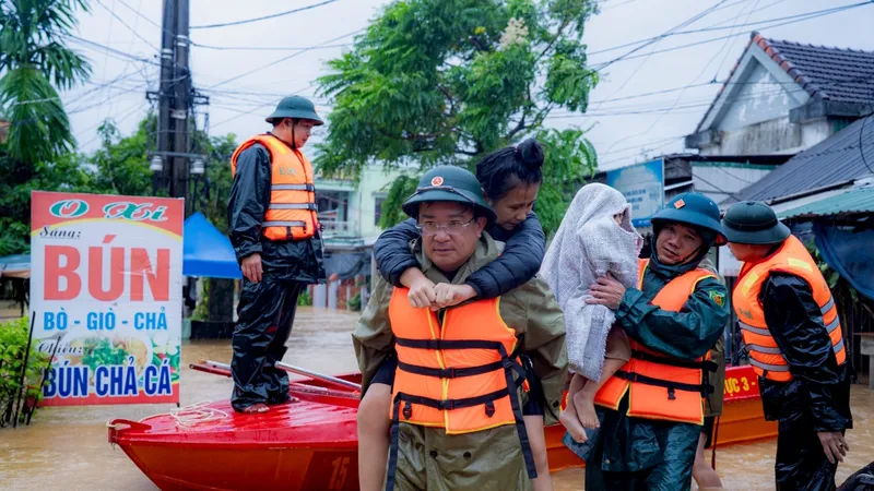 Lũ vây Bệnh viện Trung ương Huế, khẩn cấp di dời bệnh nhân