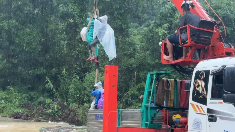 Sử dụng xe cẩu giải cứu 6 người dân đi phát rừng bị mắc kẹt vì mưa lũ