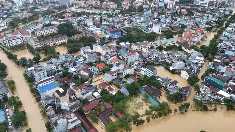 Lũ lụt chia cắt TP Huế