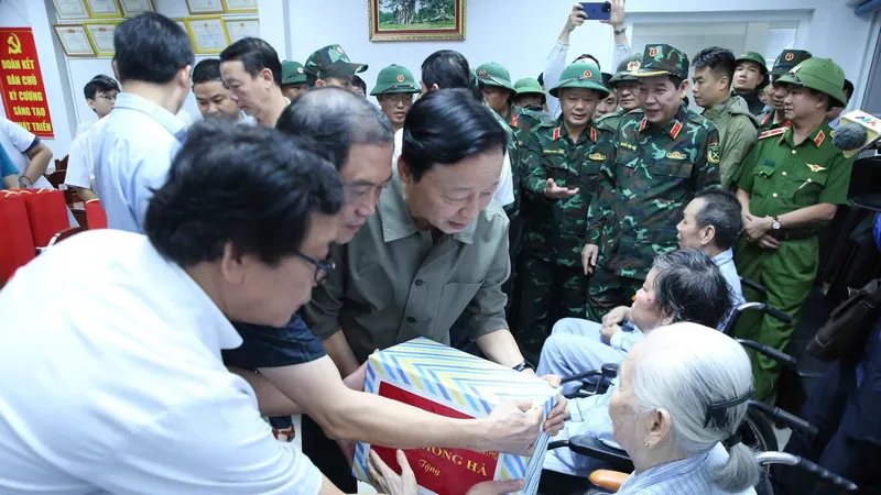 Phó Thủ tướng Trần Hồng Hà thăm hỏi, trao quà động viên các bệnh nhân vùng lũ phải di chuyển đến điều trị tại Bệnh viện Phục hồi chức năng
