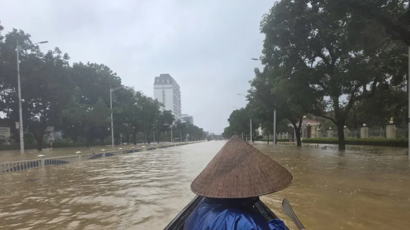 Cộng đồng mạng xã hội phẫn nộ trước những kẻ chèo đò hám lợi