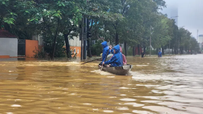 Lật ghe liên tiếp trong mưa lũ ở Huế, khiến ít nhất 6 người mất tích