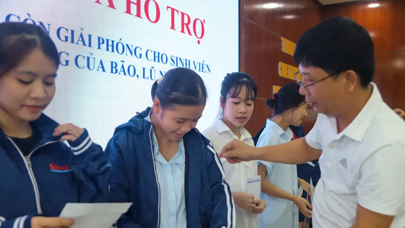 Báo SGGP tiếp sức sinh viên sau lũ lụt lịch sử ở Huế