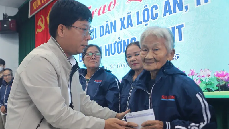 Đại diện Báo SGGP trao quà cứu trợ người dân bị ảnh hưởng bởi lũ lụt ở xã Lộc An, TP Huế