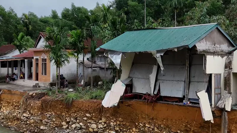 Nhà cửa của người dân tan hoang bên thác Trượt ở xã Khe Tre, TP Huế