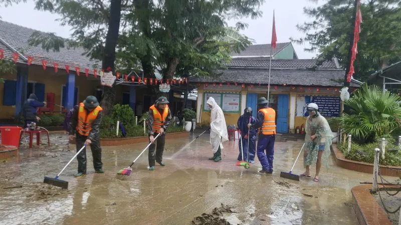 Quân đội giúp thầy trò Trường Tiểu học số 1 An Đông dọn bùn đất sau khi lũ rút 