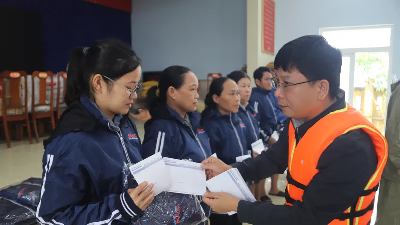 Trao quà Báo SGGP cứu trợ tận tay người dân đang gặp khó khăn vì lũ chồng lũ ở phường Hóa Châu, TP Huế