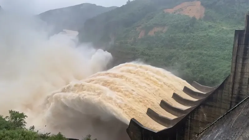 Hồ thủy điện Hương Điền điều tiết xả lũ qua tràn, hôm 29-10