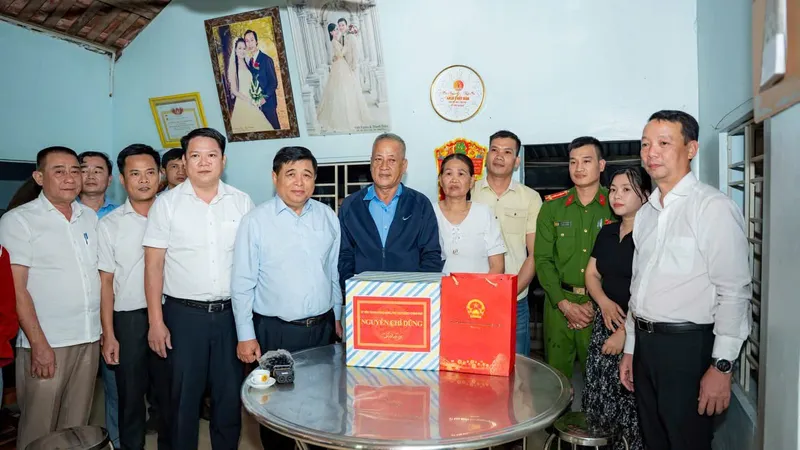 Phó Thủ tướng Nguyễn Chí Dũng thăm tặng quà bà con vùng lũ TP Huế