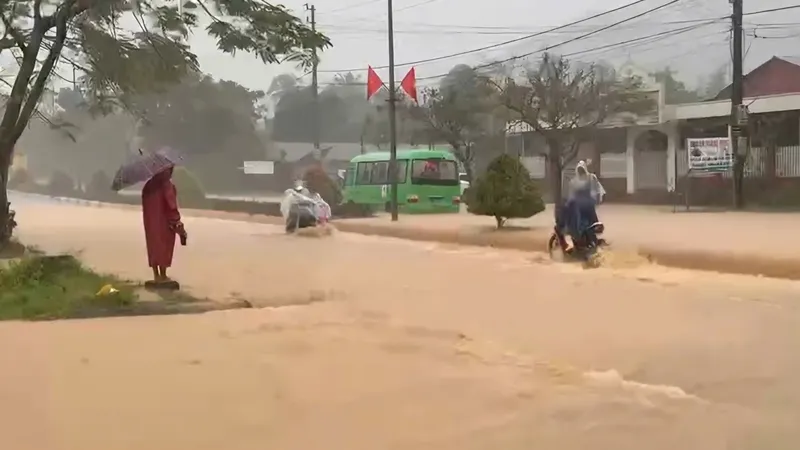 Mưa lớn gây ngập úng cục bộ đường Hồ Chí Minh qua Huế
