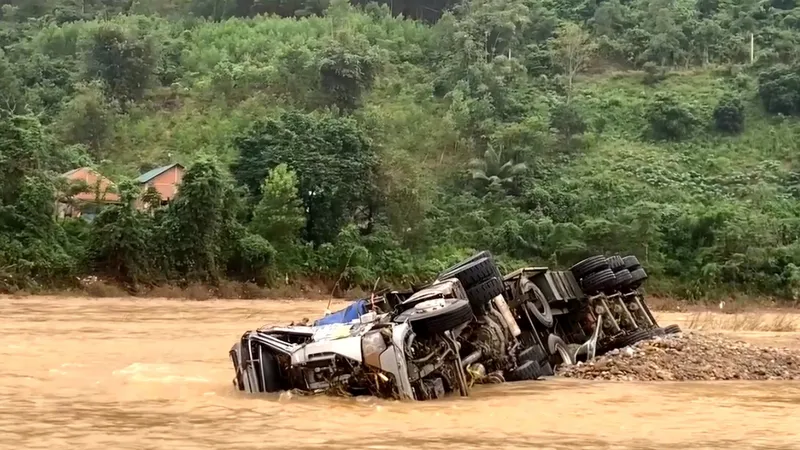 Lũ rút dần, xe đầu kéo gặp nạn nổi lên cách vị trí gặp nạn là đập tràn A Rông Trên (xã La Lay, tỉnh Quảng Trị) khoảng 100m