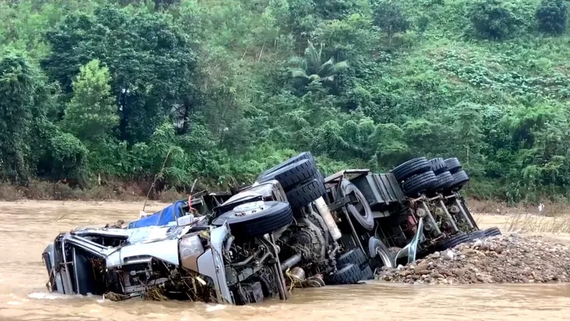 Hiện trường xe đầu kéo do tài xế N.V.T điều khiển bị lũ cuốn trôi vào trưa 17-11