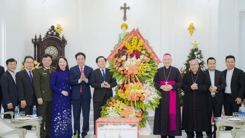 Phó Thủ tướng Hồ Quốc Dũng chúc mừng lễ Giáng sinh tại Tòa Giám mục Tổng Giáo phận Huế