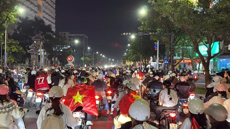 Đông đảo người dân và du khách ở Huế xuống đường ăn mừng chiến thắng U22 Việt Nam