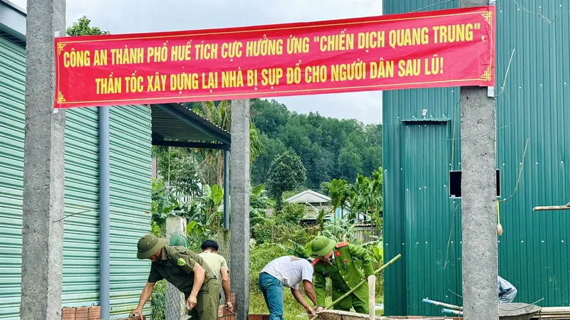 Công an TP Huế thần tốc xây nhà mới cho người dân bị mất nhà do lũ dữ ở xã Khe Tre, TP Huế