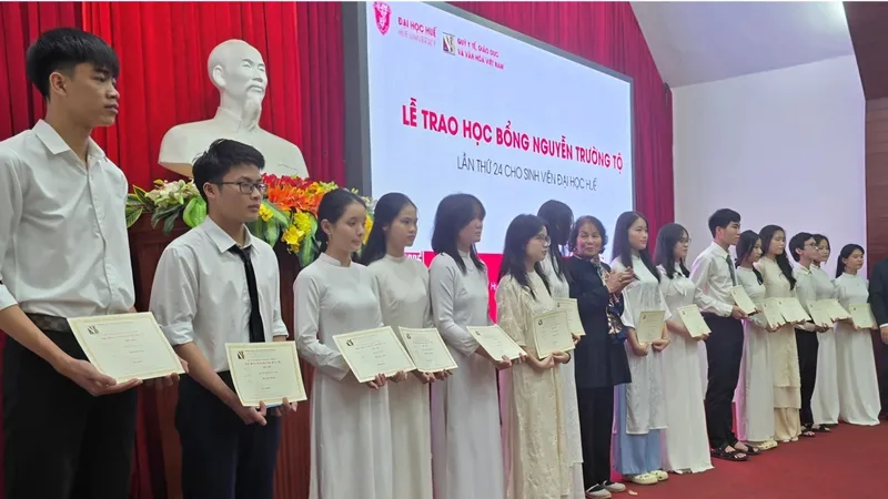 Trao 157 suất học bổng Nguyễn Trường Tộ cho sinh viên Đại học Huế