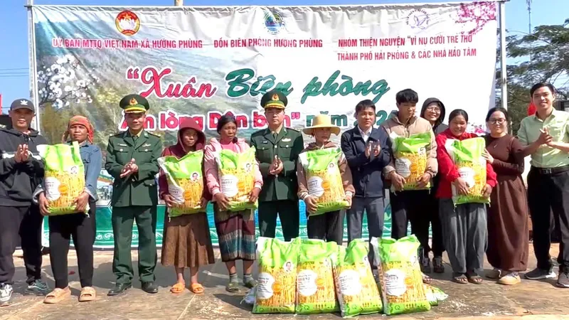 Trao hơn 800 suất quà tặng học sinh và đồng bào nơi biên cương