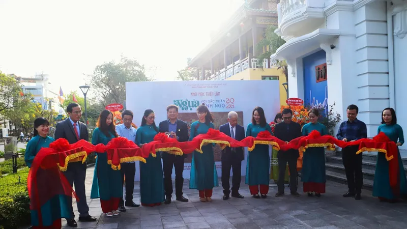 Các đại biểu thực hiện nghi thức khai mạc triển lãm
