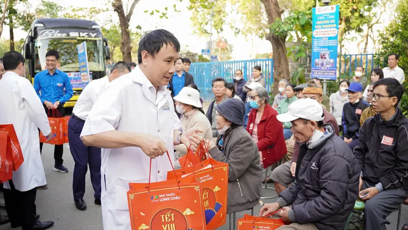 Lãnh đạo Bệnh viện Trung ương Huế tặng quà cho các bệnh nhân trước khi về quê ăn tết cùng gia đình