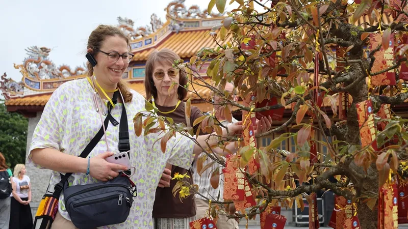 Du khách quốc tế hái lộc đầu Xuân Bính Ngọ ở Đại nội Huế