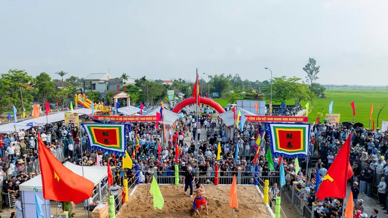 Tưng bừng hội vật truyền thống hơn 400 tuổi 