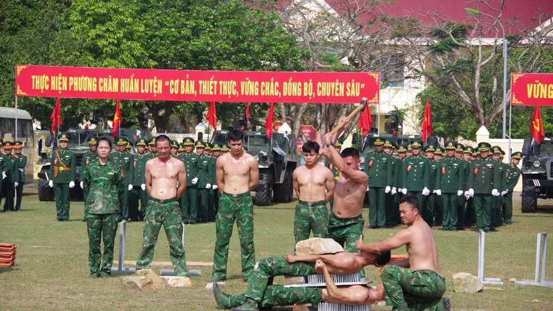 Bộ đội luyện khí công, phô diễn võ thuật 